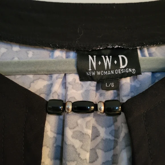 Black and White Geometric Pattern Sweater - Picture 4 of 9